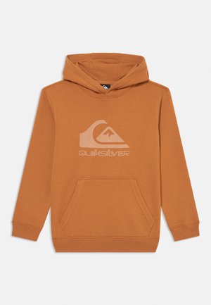 Oransje hettegenser med frontlomme, preget av en stor Quiksilver-logo i en lysere nyanse på brystet. Myk tekstur.