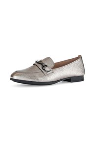 Metallisch silberne Loafers mit strukturierter Oberfläche, ausgestattet mit einer Schnallenakzent und einer niedrigen schwarzen Sohle. Glattes Innenmaterial für Komfort.