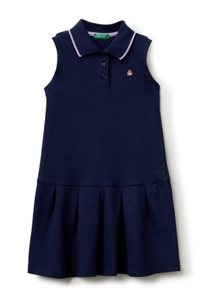 Vestido tipo polo sin mangas en azul marino, con cuello, tres botones, pequeño logotipo bordado en el pecho y bajo de falda plisado.