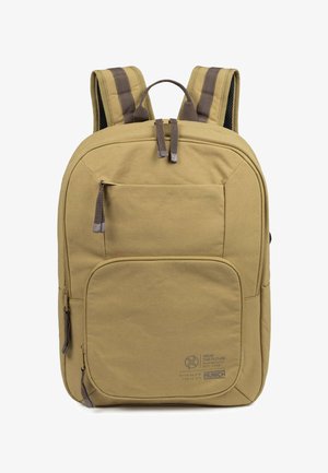 Sac à dos beige en tissu à la texture lisse. Dispose de bretelles rembourrées, de doubles fermetures éclair et d'une poche avant avec des détails de logo.