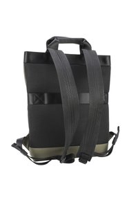 Črn in olivno zeleni nahrbtnik iz mrežastega materiala, z nastavljivimi trakovi in zgornjim ročajem. Ima ravno šivano zgradbo in trdno dno.