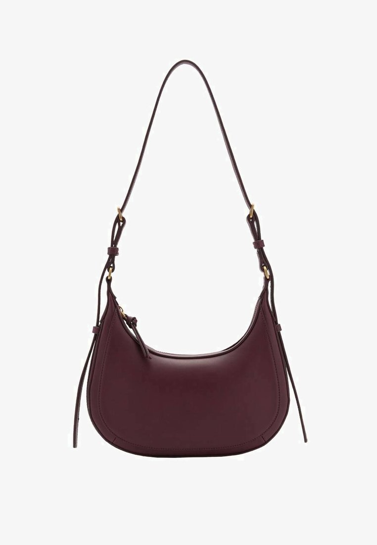 Bordeaux leren schoudertas met een halve maan vorm, gouden hardware accenten en verstelbare riemen. Gladde textuur met nauwkeurige stiksels.