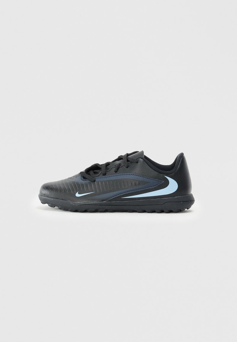 Chaussure de sport noire avec une surface texturée, des accents bleu clair et une semelle extérieure flexible. Présente un système de laçage et un design épuré.