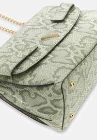 Zielona torebka z motywem skóry węża o fakturowanym wykończeniu, złotymi okuciami i łańcuszkowym paskiem. Posiada klapę zamykającą i czarne wykończenia.
