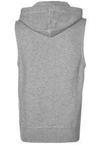 Felpa grigia senza maniche con tessuto soffice in pile, dotata di una tasca frontale e di un laccetto regolabile. La parte posteriore è liscia con cuciture a vista.