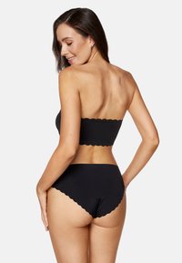 Czarny zestaw bikini z topem bez ramiączek, z falbaną na krawędzi oraz pasującymi majtkami o wysokim stanie, gładki materiał i minimalistyczny design.