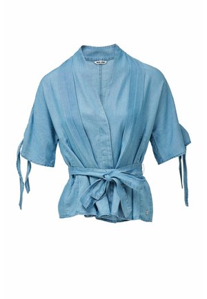Top in denim azzurro con design a portafoglio, maniche corte e vita legata. Presenta pieghe per una vestibilità ampia e casual.