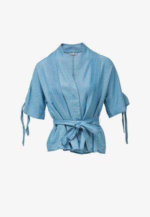 Haut en denim bleu clair avec un design enroulé, manches courtes et taille nouée. Comprend des plis pour un ajustement ample et décontracté.