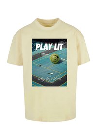 Kremfarget bomull t-skjorte med grafisk trykk av en tennisbane, en ball, og teksten "PLAY LIT" med et retro design og sterke farger.