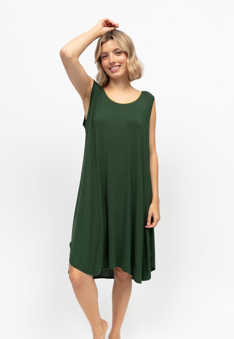 Grünes ärmelloses Kleid aus weichem Stoff, mit rundem Ausschnitt und fließender A-Linie, die hinten einen etwas längeren Saum hat.
