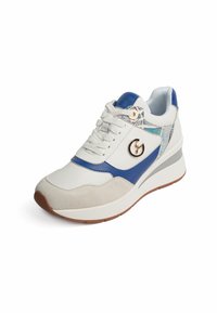 Białe sneakersy z niebieskimi akcentami, wykonane z zamszu i skóry, z zaokrąglonym noskiem i dekoracyjnym emblematem po boku. Guma podeszwy zapewniająca przyczepność.