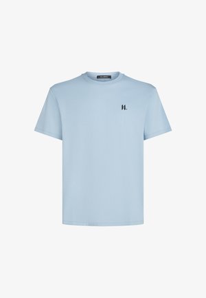 Hele sinine puuvillane T-särk lühikeste käistega, ümmargune kaelus ja väike must logo vasakul rinnal. Sile tekstuur ja standardne lõige.