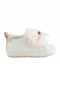 Witte leren schoen met een gestructureerd oppervlak, roze accenten en een grote lichtroze strik aan de voorkant. Voorzien van een rubbere zool en een achtertab.