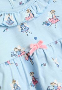 Țesătură bleu deschis cu ilustrații de zâne roz și albastre, accente florale mici, dantelă ondulată și un detaliu cu fundă din catifea roz.