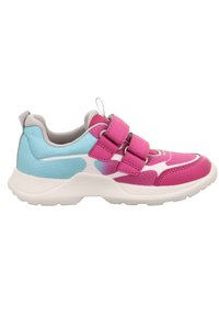 Chaussure de sport pour enfant avec des panneaux rose et bleu, deux bandes auto-agrippantes roses, et une semelle blanche épaisse.