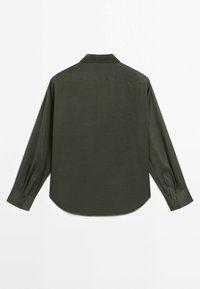 Chemise à manches longues vert olive foncé avec un col, texture lisse, poignets à boutons et un ourlet arrondi, présentant un design simple.