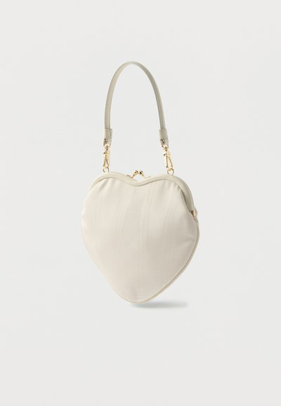 Τσάντα σε σχήμα καρδιάς, εκρού, κατασκευασμένη από υλικό με υφή και λείο φινίρισμα. Διαθέτει γκρι λαβή και χρυσούς μεταλλικούς λεπτομέρειες.