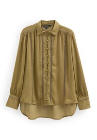 Blouse verte olive à manches longues avec un devant à boutons, présentant des détails en dentelle le long de la patte de boutonnage et des manches, et une ligne d'ourlet incurvée.