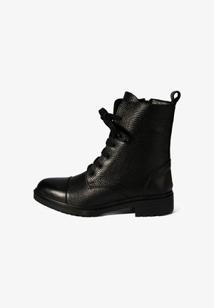 Zwarte leren veterschoenen tot de enkel met een gestructureerde afwerking, een ronde neus, een aantrektapje aan de hiel en een lage blokhak.