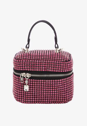 Taschen in Pink und Schwarz mit Strassbesatz, obenem Griff, runder Form, Reißverschluss und einem dekorativen Anhänger. Akzente aus glattem Leder.