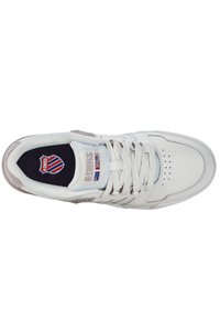 Sneaker bianco in pelle con dettagli in rete, design con lacci, punta perforata e patch con logo in colori rosso, blu e bianco.