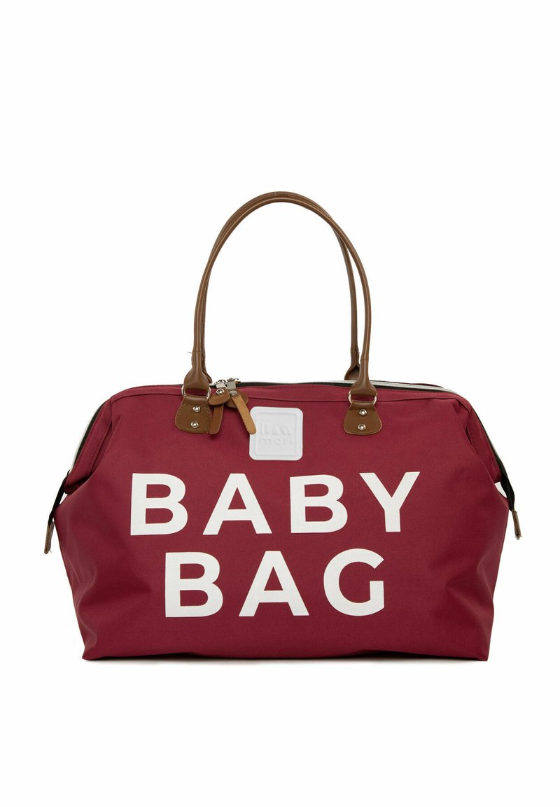 Borsa per bambini in tessuto rosso con scritta bianca "BABY BAG", manici in pelle marrone, chiusura con zip e forma rettangolare. Hardware e dettagli notevoli.