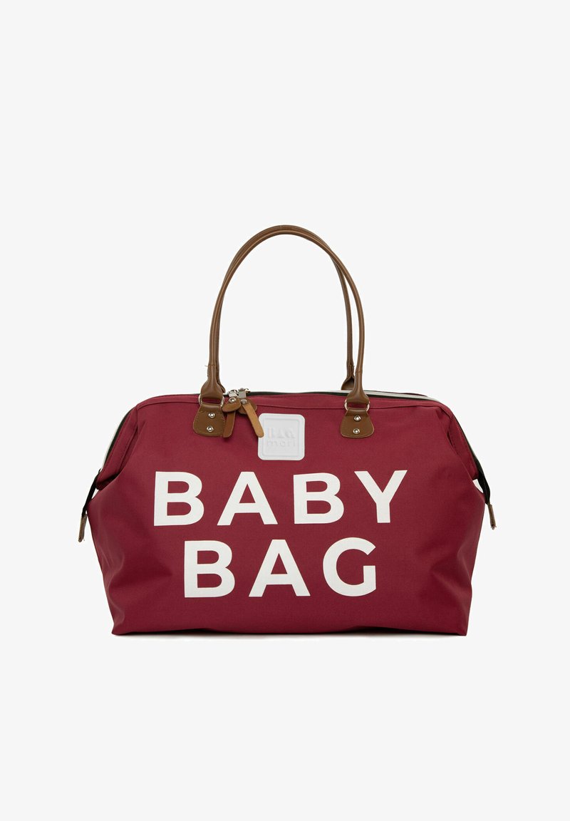 Punainen kangasta vauvan laukku, jossa valkoiset kirjaimet "BABY BAG", ruskeat nahkahandlet, vetoketjukiinnitys ja suorakaiteen muoto. Huomiota herättäviä metalli- ja koristeosia.