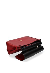 Borsa a tracolla in pelle rossa con una finitura testurizzata, caratterizzata da un design a pieghe nere, hardware dorato e una forma strutturata.