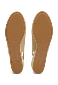 Sandalové wedge boty s béžovým plátnem a gumovou podrážkou. Vyznačují se vyřezávanými stranami a texturovaným detailem na podrážce, s logem značky.