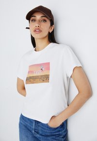 Levi's® - GRAPHIC CLASSIC TEE - Apdrukāts T-krekls - bright white Miniatūras attēls 1