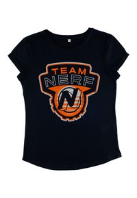 Černé bavlněné tričko s krátkými ohrnutými rukávy, na přední straně s velkým oranžovým a šedým grafickým nápisem "TEAM NERF" a kruhovým logem.