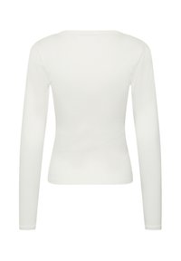 Chemise blanche à manches longues unie vue de dos, coupe ajustée, sans boutons, motifs ni branding visibles.