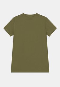 Oliwkowa koszulka z krótkim rękawem z miękkiej bawełny, z okrągłym dekoltem i prostym krojem, bez widocznych wzorów lub dodatków.