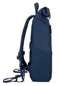 Sac à dos bleu marine avec bretelles rembourrées, poche latérale en filet, fermeture supérieure roulante et sangles réglables pour la poitrine et la taille.