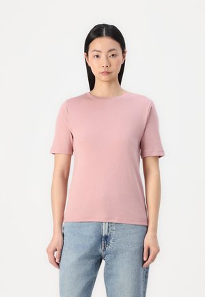 Pink short-sleeve t-shirt made of soft cotton, featuring a crew neckline and a regular fit. It is paired with light blue jeans.