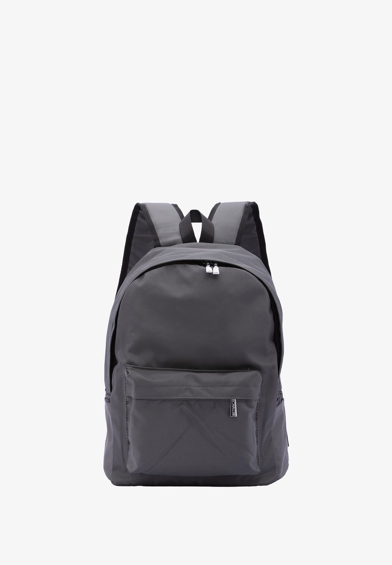 Grijze stoffen rugzak met een ronde vorm, dubbele ritssluiting, voorkantzak en verstelbare zwarte schouderbanden. Minimalistisch ontwerp zonder patronen.