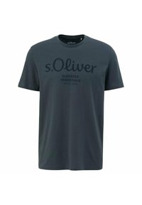 Mørk grå bomulds t-shirt med rund hals, der har s.Oliver-logoet og teksten "ELEVATED ESSENTIALS SINCE 1969" i kontrasterende print.