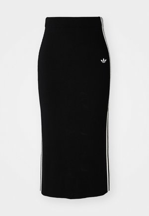 Jupe midi noire côtelée au design ajusté, présentant des rayures blanches sur les côtés et un petit emblème blanc sur le côté gauche.