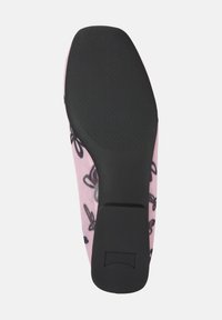Suola di scarpa rosa con una suola nera texturizzata, caratterizzata da una curva liscia e un motivo floreale sulla parte superiore. Gomme per la trazione.
