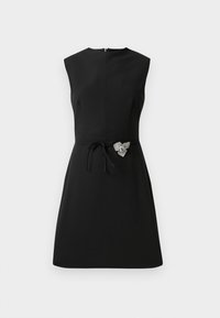 Schwarzes ärmelloses Kleid mit tailliertem Oberteil, Taillenschnürung und einer dekorativen silbernen Verzierung an der Seite. Glattes Material, modernes Design.
