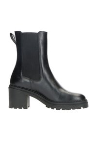 Stivale alla caviglia in pelle nera con pannelli laterali elasticizzati, tacco largo e suola testurizzata. Linee pulite con dettagli decorativi minimi.