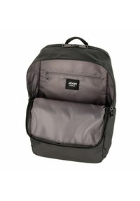 Czarny plecak o gładkiej powierzchni, posiadający przestronne szare wnętrze, kieszeń na zamek i metkę z logo marki. Trwała, elegancka konstrukcja z wyściełanym tyłem.