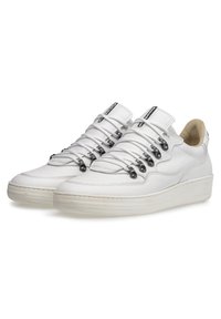 Sneakers bianchi in pelle con una superficie liscia, caratterizzati da un sistema di allacciatura unico, dettagli grigi e una suola in gomma spessa.
