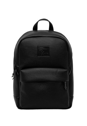 Sac à dos en cuir noir texturé avec poche avant zippée, poignée supérieure et écusson logo Armani Exchange sur le panneau avant.