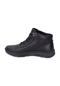 Bottines en cuir noir avec lacets, doublure en fausse fourrure, semelle incurvée et accessoires décoratifs en métal argenté. Texture lisse et design épuré.