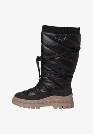Zwarte gewatteerde winterlaars met een geborduurd ontwerp, ronde neus en hoge schacht. Voorzien van een rubberen zool en verstelbare veters voor een comfortabele pasvorm.