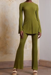 Cult Gaia Pantalon classique - green