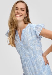 s.Oliver GEMUSTERTES MIT RAFFUNG UND EINGRIFFTASCHEN - Blusenkleid - himmelblau