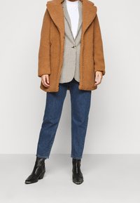Vero Moda Petite Vinterjacka - camel