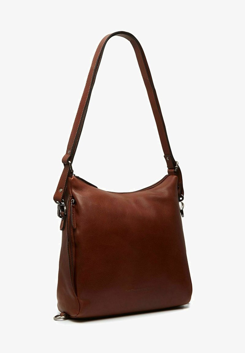 Braune Ledertasche für die Schulter mit glatter Textur, halbstrukturierter Form, verstellbarem Riemen und metallischen Akzenten.